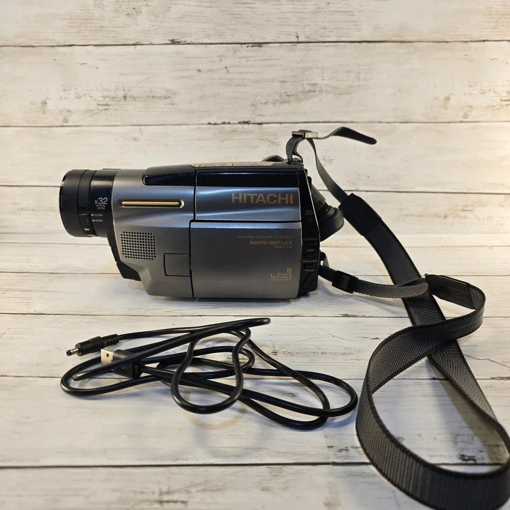 VTG Hitachi VM-E535LA 8mm Video Camcorder 32x Zoom 3in LCD Bundle w/ Bag & Tapes